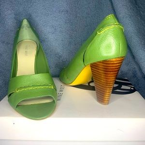 Size 8 Nine West vintage heels green
